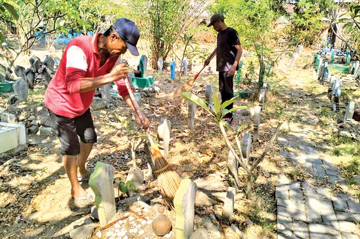 Para penggali kubur yang sekaligus bertugas untuk merawat makam-makam yang ada di TPU Tenggang.