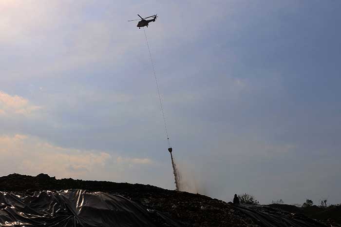 Upaya pemadaman titik api di TPA Jatibarang terus dilakukan. Bahkan menerjunkan helikopter water bombing untuk titik yang sulit dijangkau.