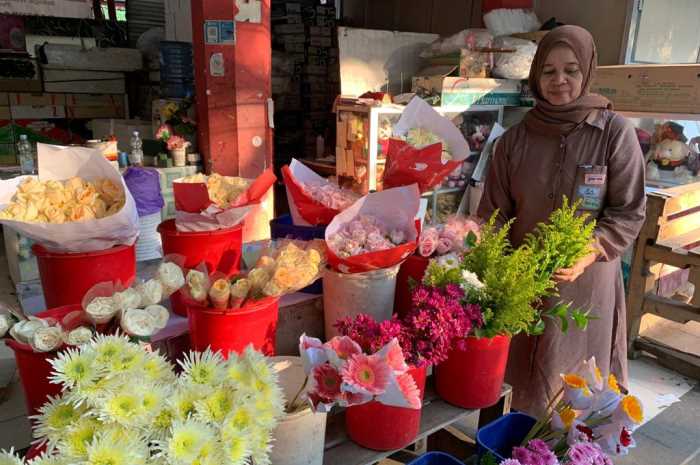 Sri Ningsih pengusaha karangan bunga Manggar Florist.
