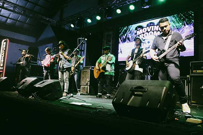Penampilan Moving Room pada sebuah acara musik di Pekalongan.