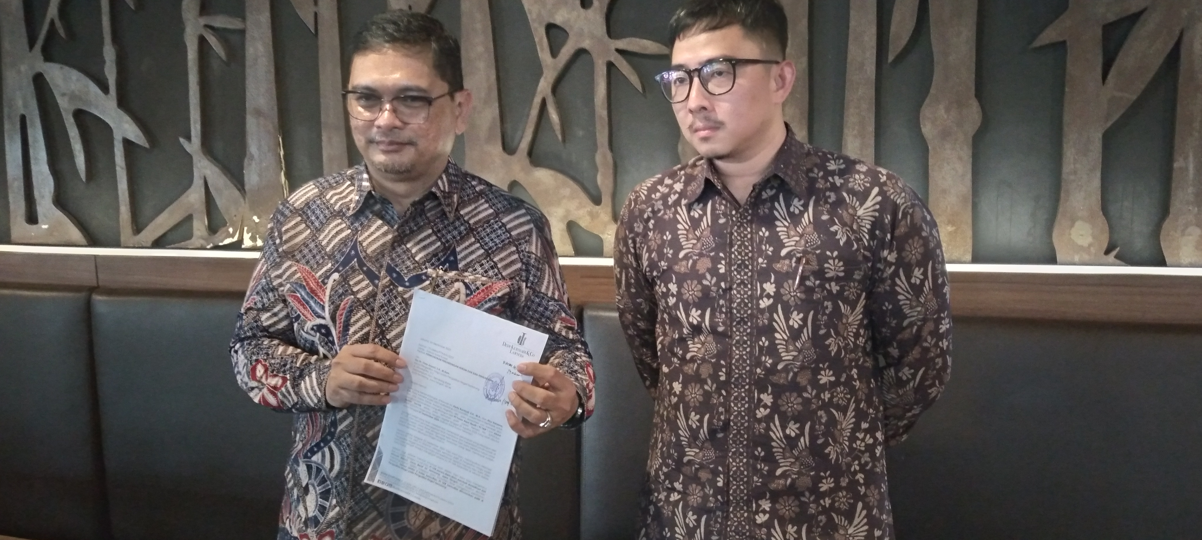 Cari KEADILAN : Kantor Hukum Dedy Kurniadi and Co Lawyers usai mengirimkan surat penolakan pailit PT TAR di PN Semarang.