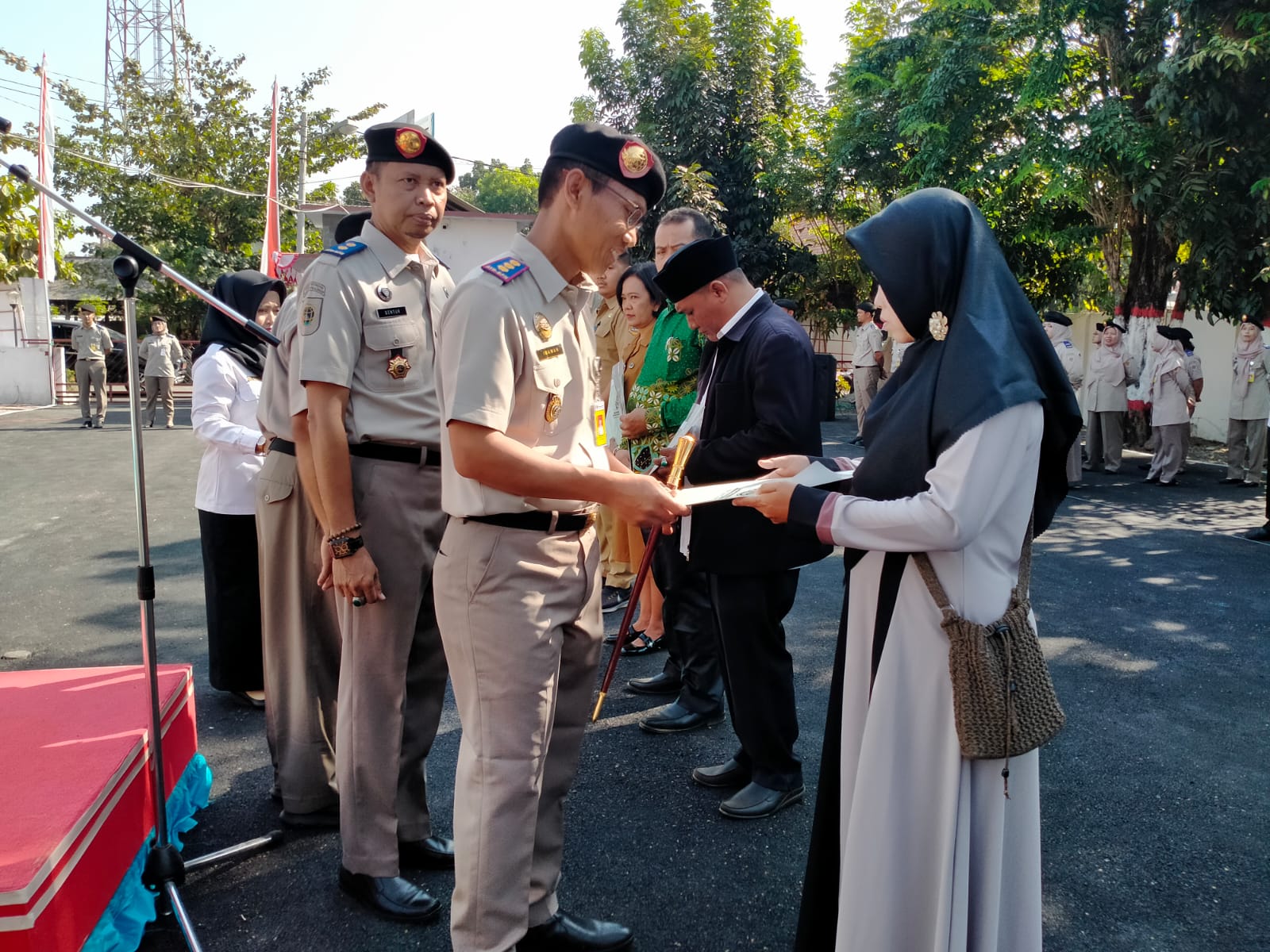 PERTANAHAN: Kepala Kantah Kabupaten Pekalongan Imawan Abdul Ghofur saat menyerahkan sertifikat tanah kepada beberapa pemilik, Senin (25/9).