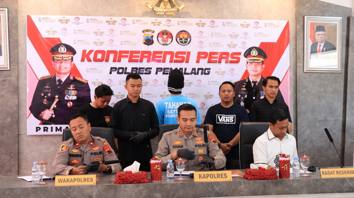 KETERANGAN - Kapolres Pemalang AKBP Yovan Fatika Handhiska Aprilaya saat berikan keterangan pembunuhan, Senin (25/9).