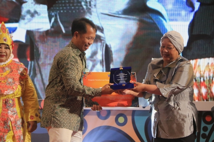 PENGHARGAAN: Senior Manager CSR PT Bhimasena Power Indonesia Bhayu Pamungkas menerima penghargaan sebagai Pejuang Literasi Seumur Hidup 2023 (lifetime achievement) dari Perpustakaan Nasional