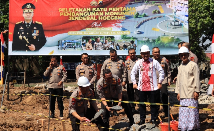SIMBOLIS - Kapolda Jateng Irjen Ahmad Luthfi bersama jajaran dan Walikota Pekalongan secara simbolis meletakan batu pembangunan secara simbolis, pada Selasa (26/9).