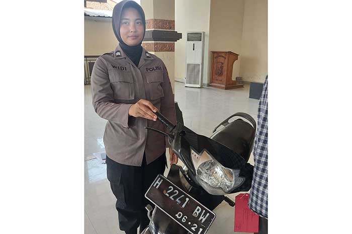 Polisi mengamankan motor yang digunakan tersangka ke sekolah.
