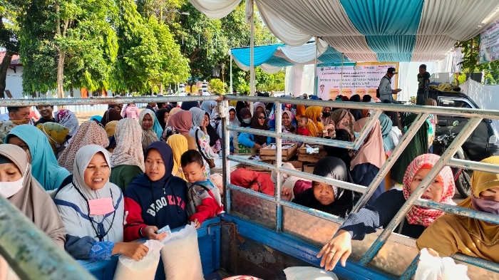 SEMBAKO MURAH: Ratusan warga berdesakan untuk membeli sembako murah di Jalan Veteran, Kecamatan Batang.