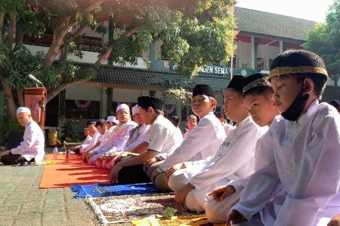 Ratusan siswa SD Negeri Pekunden Semarang menggelar sholat Istisqa pada Rabu (27/9) di halaman sekolah.