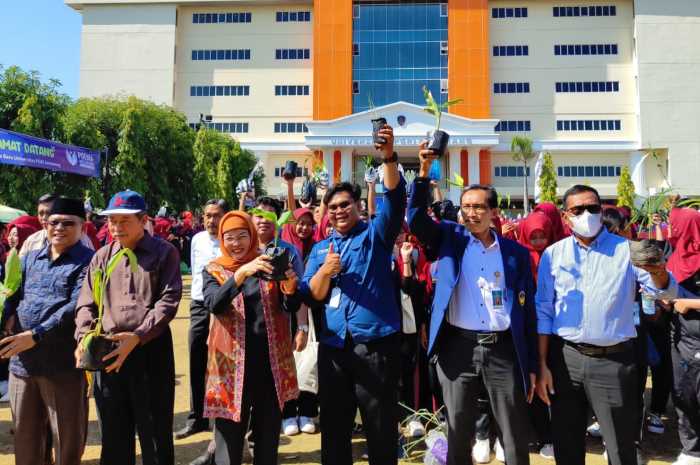 Rektor UPGRIS Sri Suciati mengajak 2.224 mahasiswa menanam tanaman toga di Kampus IV UPGRIS.&nbsp;