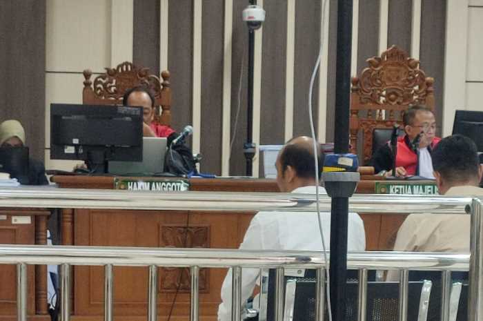 Mantan Bupati Pemalang Mukti Agung Wibowo (baju putih) saat menjadi saksi dalam sidang kasus dugaan korupsi lelang jabatan di lingkungan Pemkab Pemalang di Pengadilan Tipikor Semarang, Rabu (27/9).