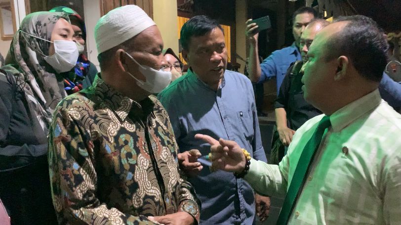 Keluarga Brigpol SH usai melihat rekaman cctv bersama penyidik di Mapolres Kendal Rabu (27/9) malam kemarin.