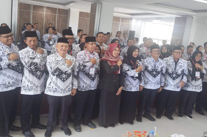 Ketua PGRI Demak Sapon MPd bersama Bupati dr Eistianah, Ketua DPRD Demak Fahrudin Bisri Slamet dan Ketua PGRI Jateng Dr Muhdi dalam giat diklat digital academy di gedung PGRI Demak.