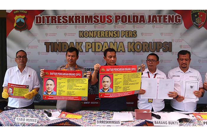 Polisi membaca daftar pencarian orang terhadap salah satu tersangka dugaan korupsi berinisial JA yang hingga kini belum tertangkap.&nbsp;  &nbsp;