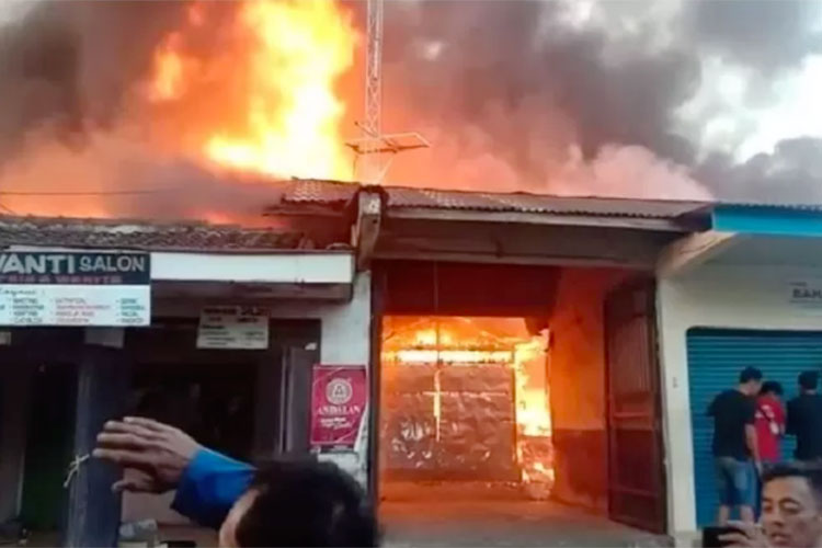 Pasar Slogohimo, Kabupaten Wonogiri terbakar, Kamis (28/9/2023). (DOK.WARGA)
