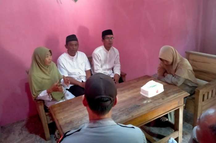 Proses mediasi pihak sekolah dengan orang tua murid korban pemukulan oleh seorang guru di SMKN 1 Kandeman