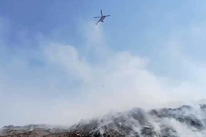 Helikopter water bombing membantu pemadaman titik api di TPA Darupono Baru, Kendal.