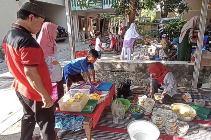 Tradisi weh-wehan untuk memperingati kelahiran Nabi Muhammad di Kaliwungu, Kendal.