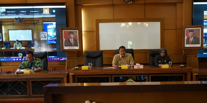 INOVASI SILUP : Kepala Dinas ESDM Provinsi Jateng Boedyo Dharmawan didampingi Kabid Minerba Agus Sugiharto dan anggota anggota DPRD Jateng dalam pembahasan pertambangan dan penguatan aplikasi SILUP.