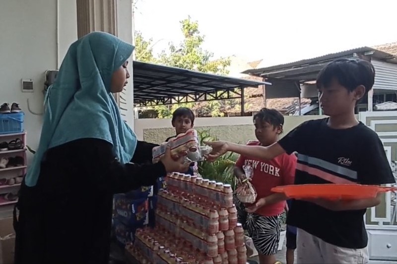 SALING MEMBERI : Tradisi weh-wehan untuk memperingati kelahiran Nabi Muhammad SAW di Kaliwungu, Kendal. (DEVI KHOFIFATUR RIZQI/ JAWA POS RADAR SEMARANG)