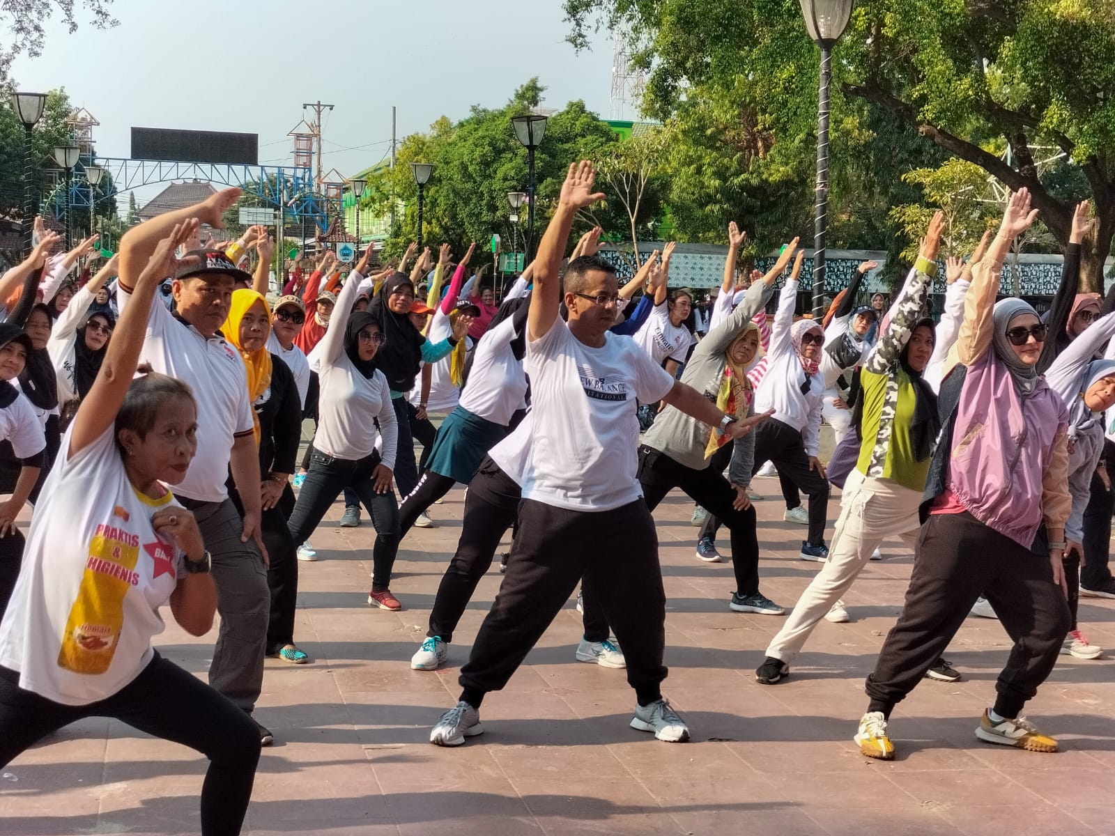 HIDUP SEHAT: Dewan Pakar DPP PKS Rizal Bawazier senam bersama ratusan emak-emak di Alun-Alun Kota Pemalang, Kabupaten Pemalang, Sabtu (30/9). (Istimewa)