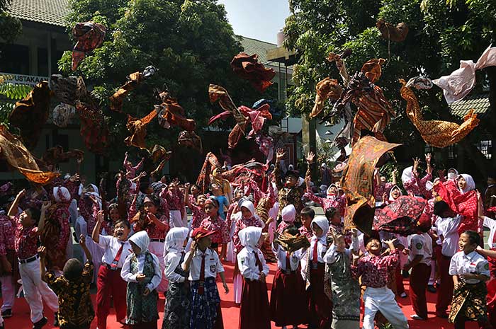 Ratusan siswa-siswi SD Pekunden Kota Semarang melakukan euphoria usai menggelar karnaval batik.&nbsp;