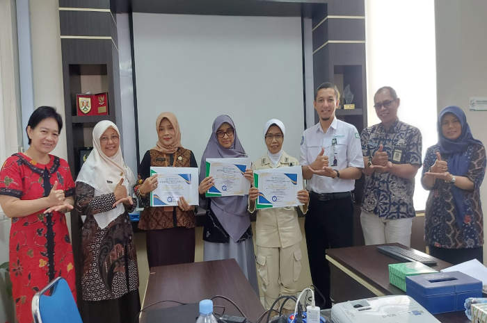 Kepala BPJS Kesehatan Cabang Magelang Irfan Qadarusman memberikan penghargaan kepada fasilitas kesehatan (faskes) yang berkomitmen dalam meningkatkan mutu pelayanan JKN tahun 2023, di kantornya, Senin