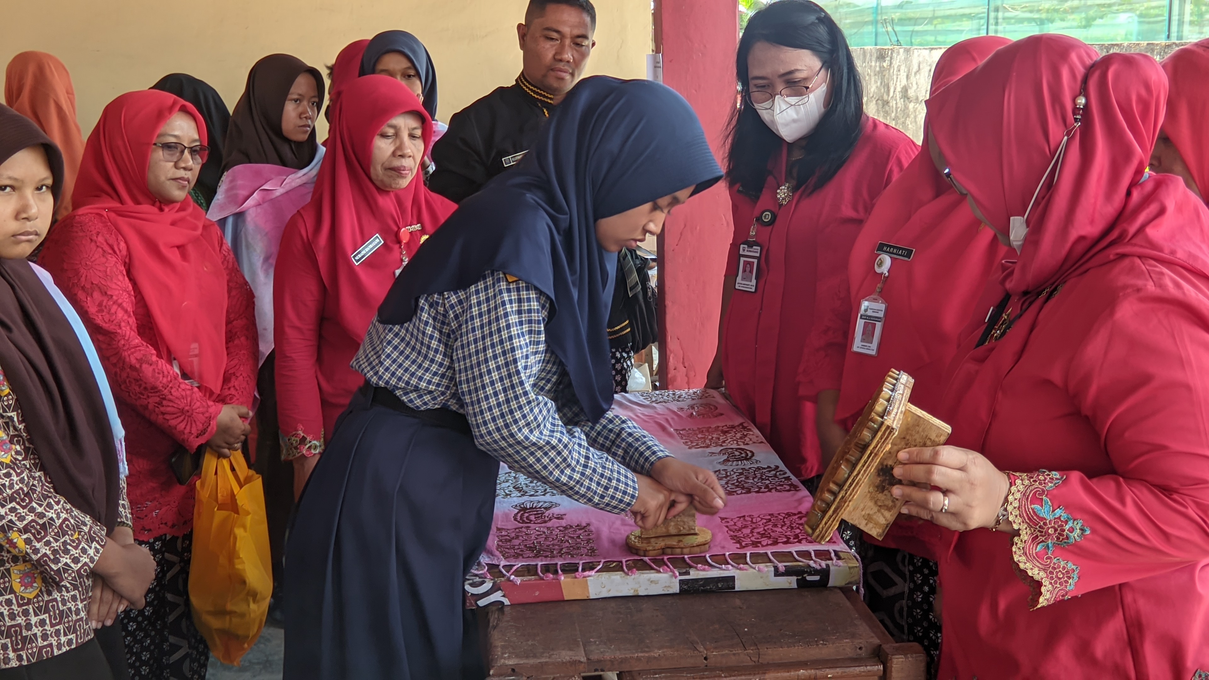 Salah satu siswa melakukan praktek pengecapan menggunakan motif batik patron Ambarawa