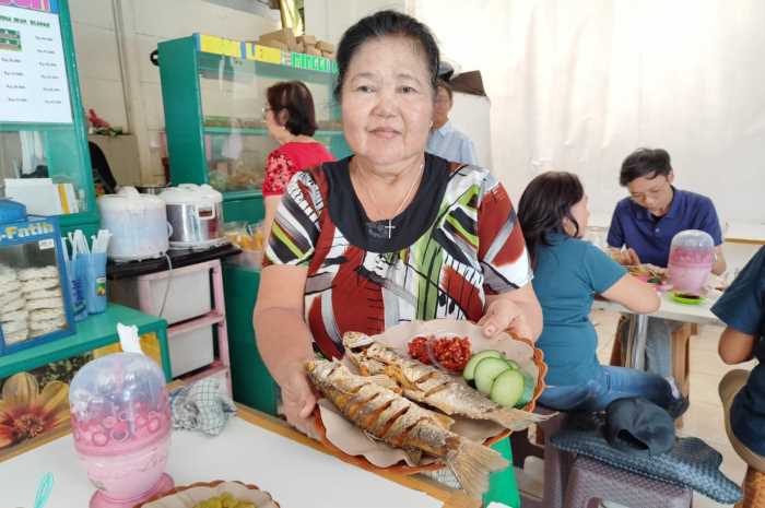 Sajian Ikan Belanak Ngendok Goreng di Warung Mbok Lemu di Jalan Ki Mangunsakoro, Kota Semarang.