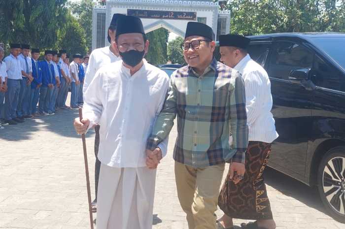 Cawapres Gus Muhaimin Iskandar disambut KH Munif Muhamad Zuhri saat silaturahmi ke Ponpes Girikusumo Banyumeneng Mranggen, Senin (2/10/2023).