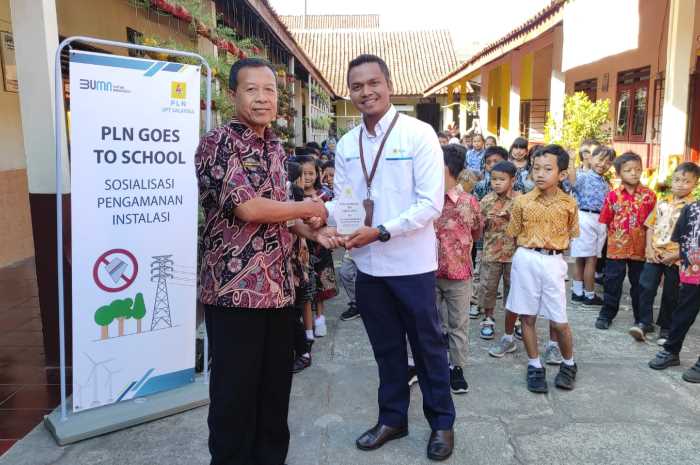 Manajer ULTG Salatiga Sumadi memberi kenang kenangan kepala sekolah M. Rohani