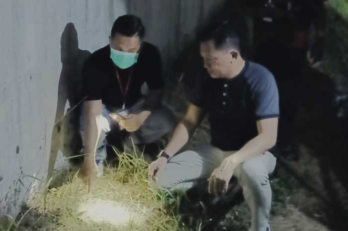Petugas Lapas Kedungpane mengecek lokasi pelemparan bola tenis berisi narkoba di branggang.&nbsp;