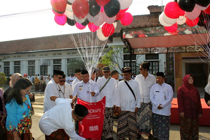 SIMBOLIS - Wawali Kota Pekalongan Salahudin secara simbolis melesepas peserta Incraft 2023 asal wilayah setempat dnegan menerbangkan balon, Senin (2/10).