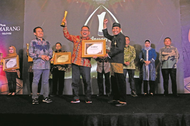 RAIH APRESIASI : Pj Wali Kota Salatiga Drs. Sinoeng Nugroho Rachmadi, M.M. saat menerima Anugerah Jawa Pos Radar Semarang 2023 kategori Kepala Daerah Inovatif Penggagas Birokrasi Kasual. (NURCHAMIM)
