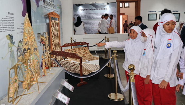 SERU &ndash; Para pelajar Kota Pekalongan saat berkunjung ke Museum Batik Pekalongan baru-baru ini.