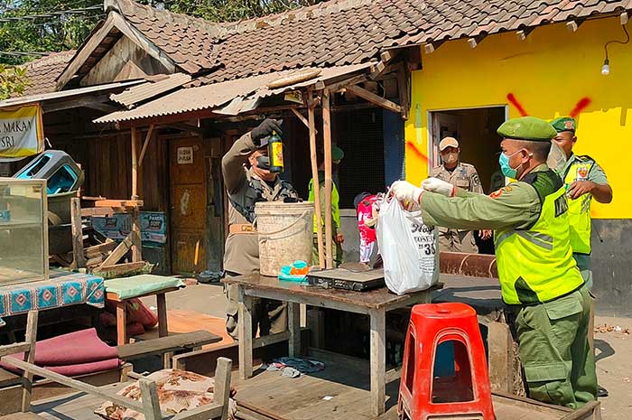 Tim gabungan saat melakukan pembongkaran warung remang-remang di sepanjang jalan Pantura Kandeman beberapa waktu lalu.