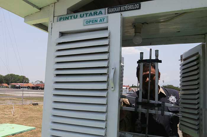 Petugas Stasiun Meteorologi Kelas II Ahmad Yani Semarang sedang memeriksa alat pengukur untuk memantau perkembangan cuaca di sekitar Semarang.