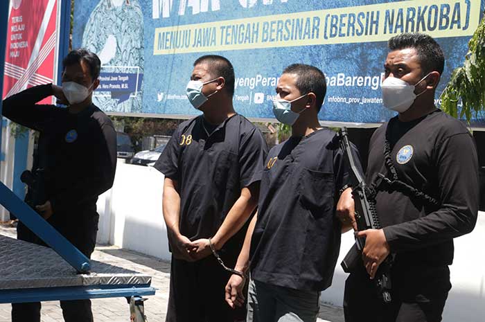 Dua tersangka peredaran narkotika jenis sabu yang berhasil lolos dari pemeriksaan di Bandara Internasional Soekarno Hatta dan Adi Soemarno berhasil ditangkap BNNP Jateng.
