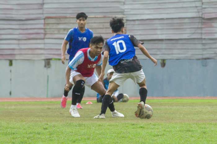 Sejumlah pemain muda dari berbagai daerah mengikuti seleksi tim PPSM Magelang di Stadion Moch Soebroto Senin (2/10).