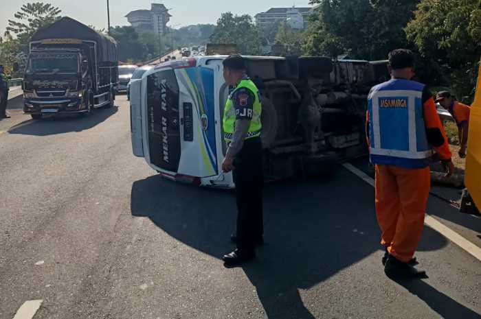 Mikrobus terguling akibat kecelakaan di ruas Jalan Tol Jatingaleh KM 424 Kota Semarang pada Senin (2/10) sekitar pukul 07.45 WIB.