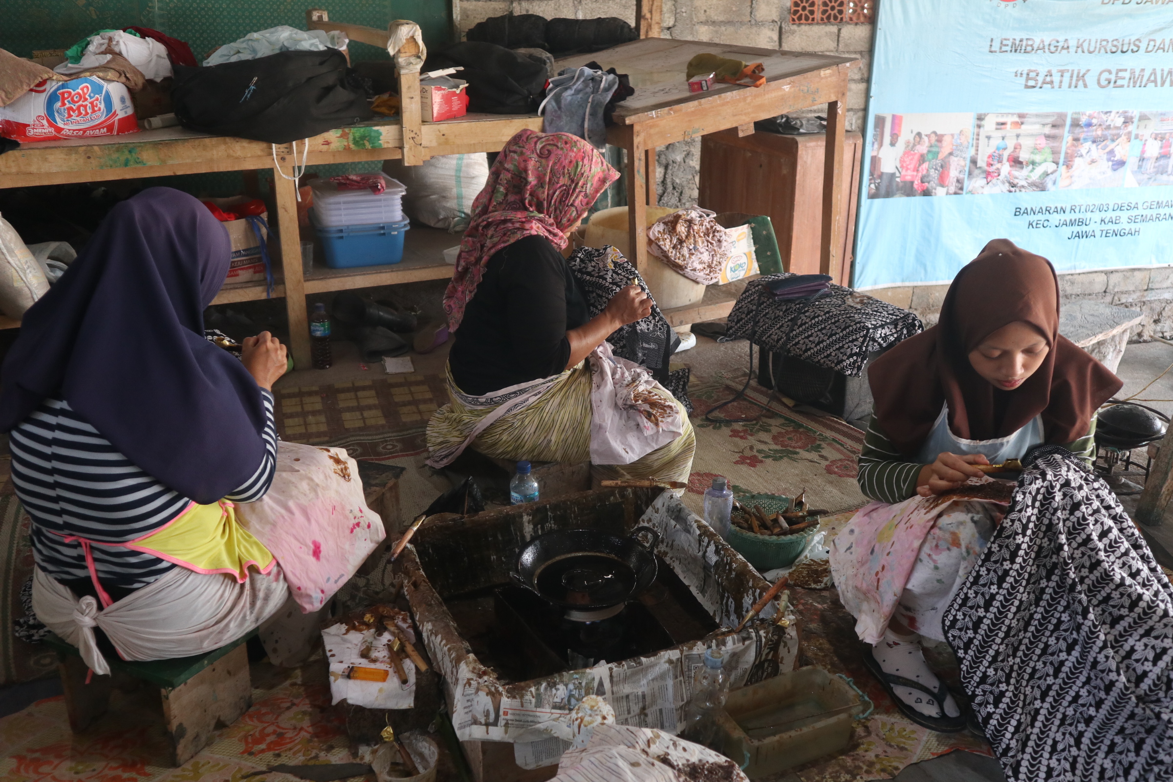 Produksi batik tulis khas Gemawang Kabupaten Semarang