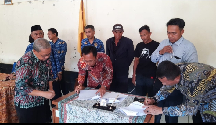 Penandatangan pelepasan hak atas tanah (HAT) bakal relokasi Simonet, Kecamatan Wonokerto, Kabupaten Pekalongan, Senin (2/10) lalu.