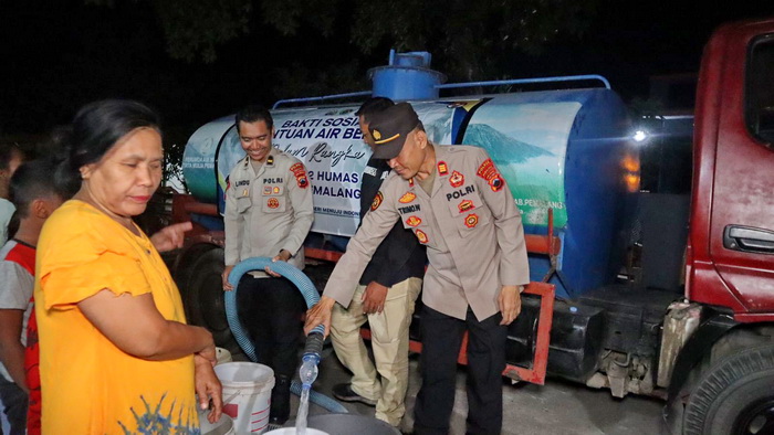 SEMPROT &ndash; Anggota Polres Pemalang saat salurkan air kepada warga Desa Kuta Kecamatan Bantarbolang