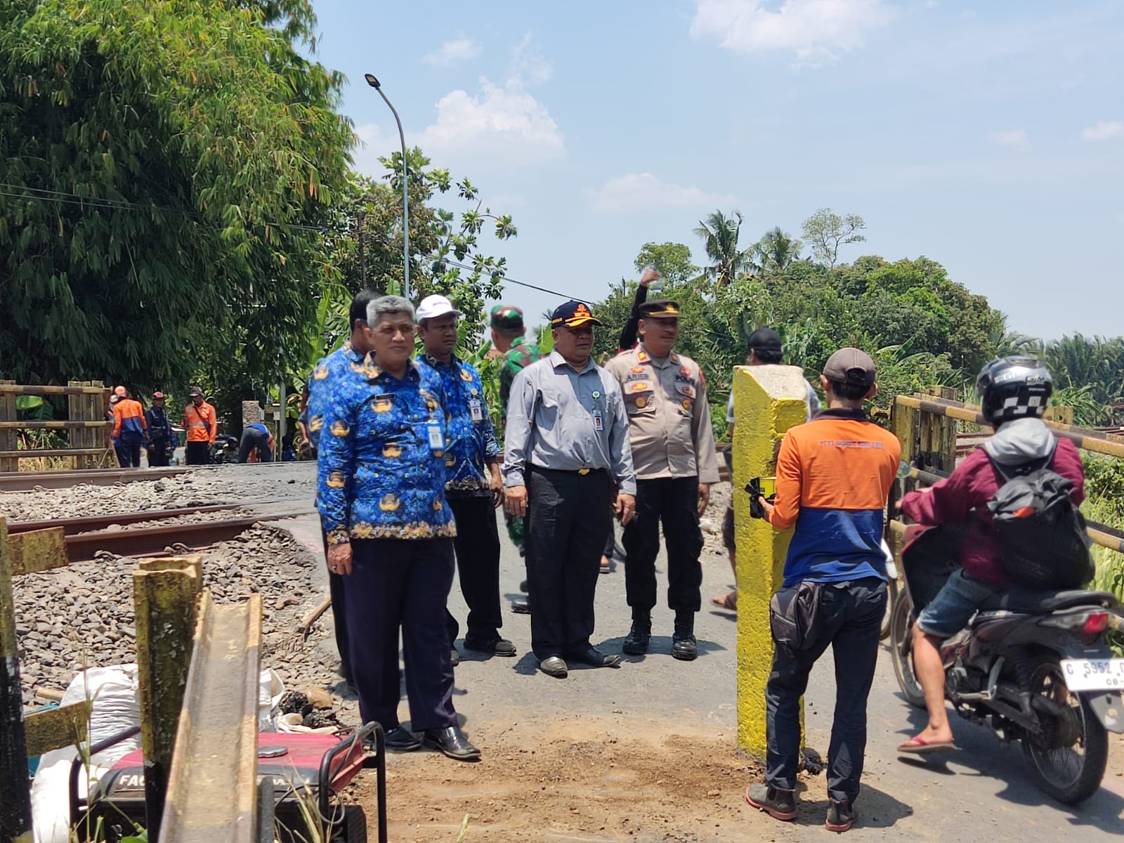 PT KAI bersama Dishub Kabupaten Pekalongan saat memasang patok sterilisasi di perlintasan KA Desa Kampil, Wiradesa, Kabupaten Pekalongan, Senin (2/10).
