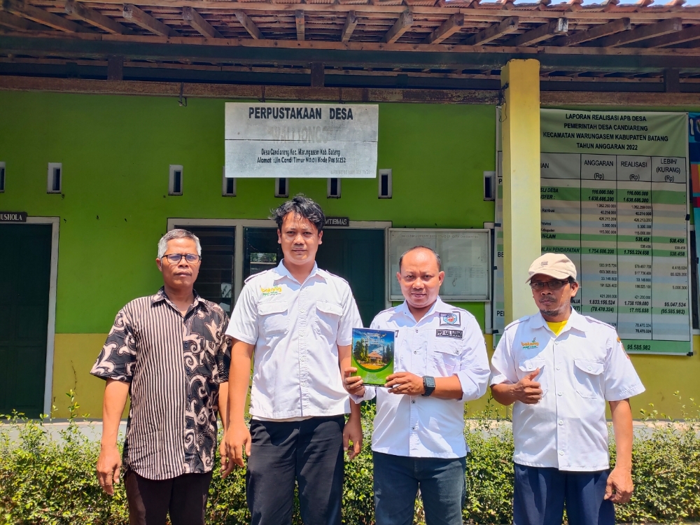 INSPIRATIF: Perangkat Desa Candiareng bersama salah satu penulis menunjukkan buku yang ditulis oleh pemuda desa. (RIYAN FADLI/JAWA POS RADAR SEMARANG)