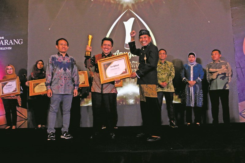 KOMITMEN ODF: Bupati Wonosobo Afif Nurhidayat menerima Anugerah Jawa Pos Radar Semarang 2023 di Hotel Quest Simpang Lima Semarang, Jumat (22/9). Dengan kategori Kepala Daerah Inovatif Mewujudkan Open