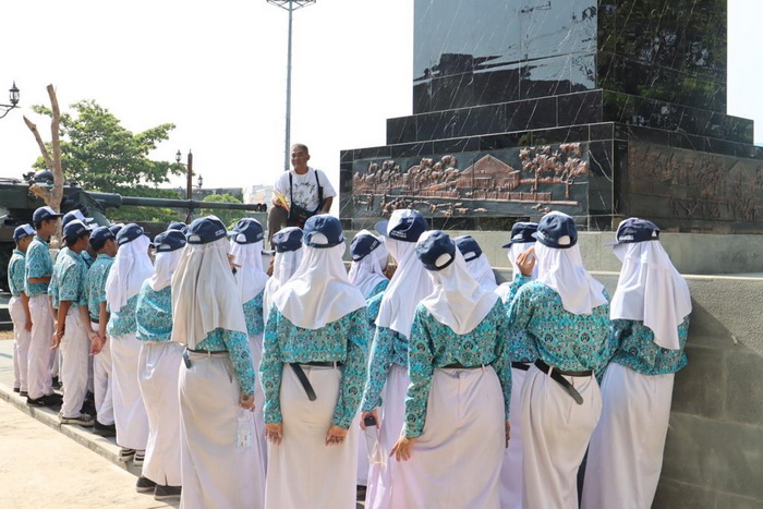 MENYIMAK &ndash; Puluhan pelajar saat menyimak penjelasan tentang perjuangan pahlawan Kota Pekalongan dalam merebut kemerdekaan.