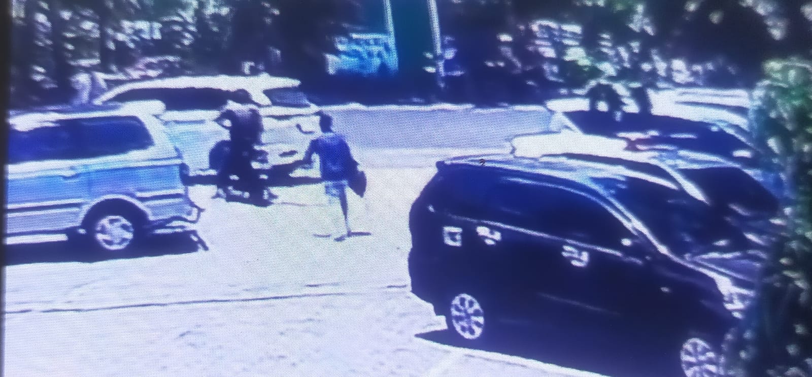 Ganbar CCTV menunjukkan ada dua orang yang beraksi. Yang satu orang tergesa-gesa membawa tas dan satunya lagi membawa motor yang siap kabur.