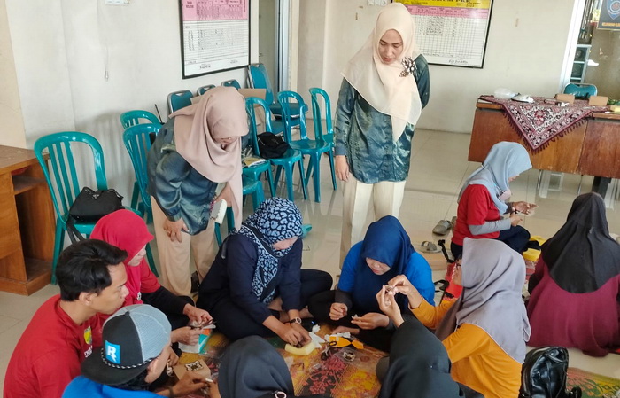 PELATIHAN - Warga Kelurahan Klego saat mengikuti pelatihan kerja di kantor kelurahan setempat baru-baru ini.