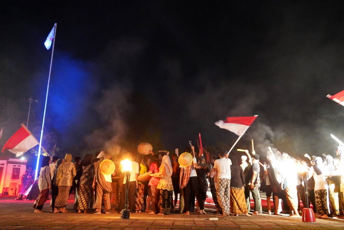 DRAMA &ndash; Aksi teatrikal yang menggambarkan perjuangan pejuang Kota Pekalongan dalam merebut kemerdekaan dari penjajah Jepang, di Monumen Juang Kota Pekalongan, Selasa malam (3/10).