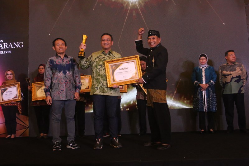 DUKUNG PENDIDIKAN: Wali Kota Pekalongan Achmad Afzan Arslan Djunaid saat menerima Anugerah Jawa Pos Radar Semarang 2023 di Hotel Quest Simpanglima Semarang Jumat (22/9) malam.(NURCHAMIM/RADARSEMARANG)